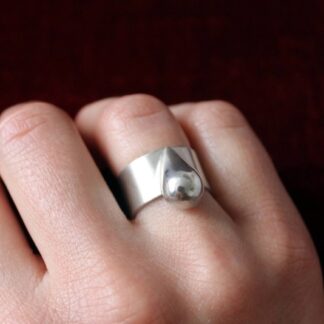 silverdroppe ring hand